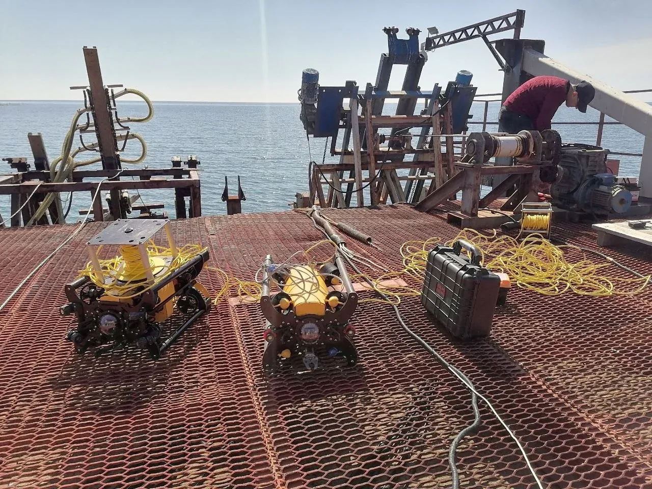 Два аппарата на палубе морской платформы