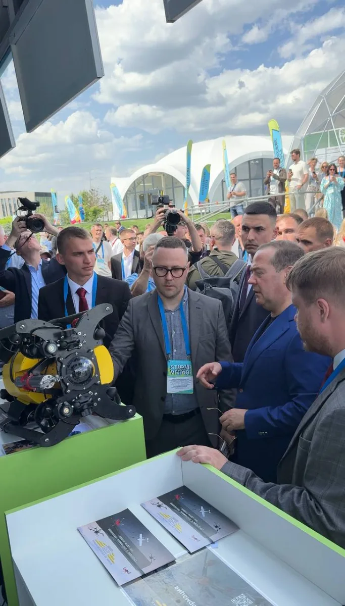 Дмитрий Медведев протестировал «Прометей» на Startup Village